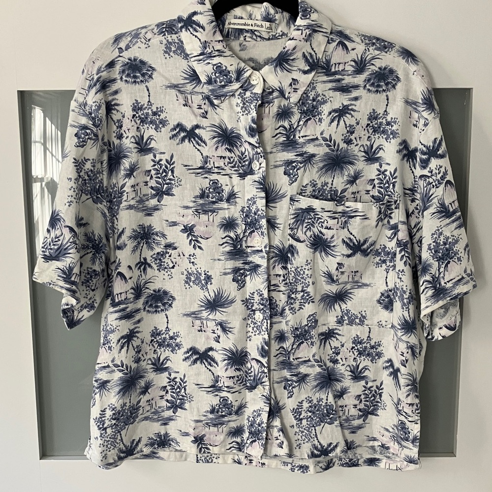 Abercrombie & Fitch White and Blue Tropical Print Short-Sleeve Button-Up